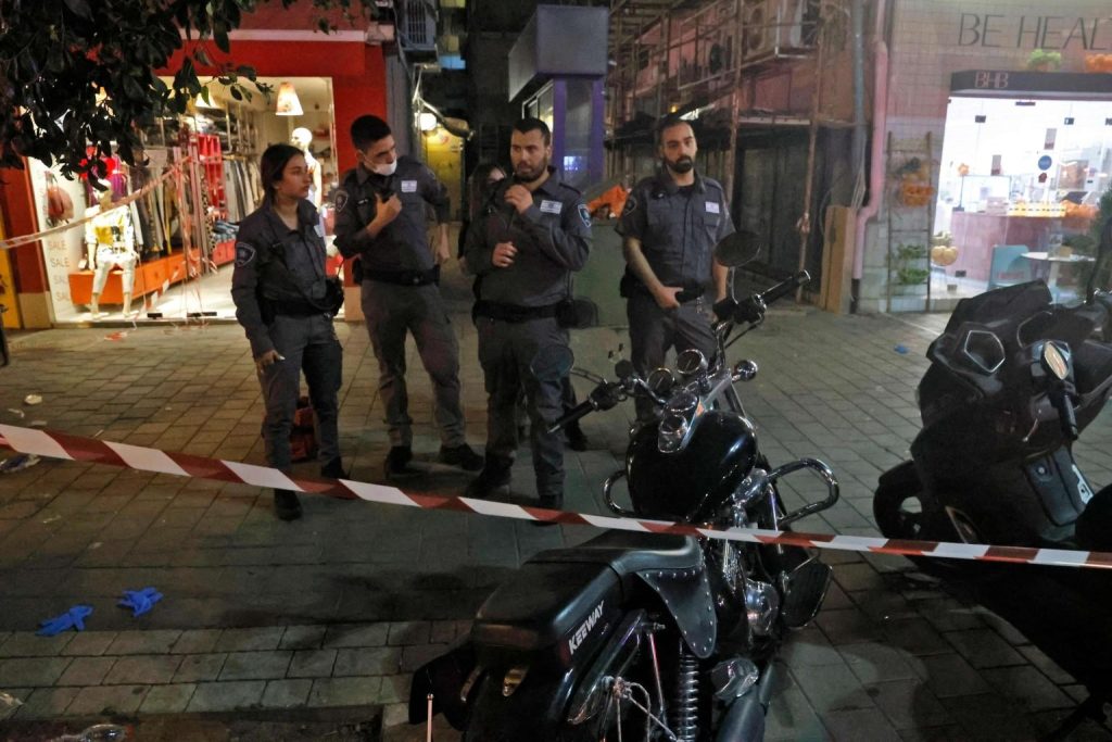 قتيلان وإصابات حرجة بعملية إطلاق نار في تل أبيب (شاهد)