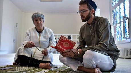 أول إمام مثلي الجنس في أوروبا.. جزائري يثير الجدل في فرنسا