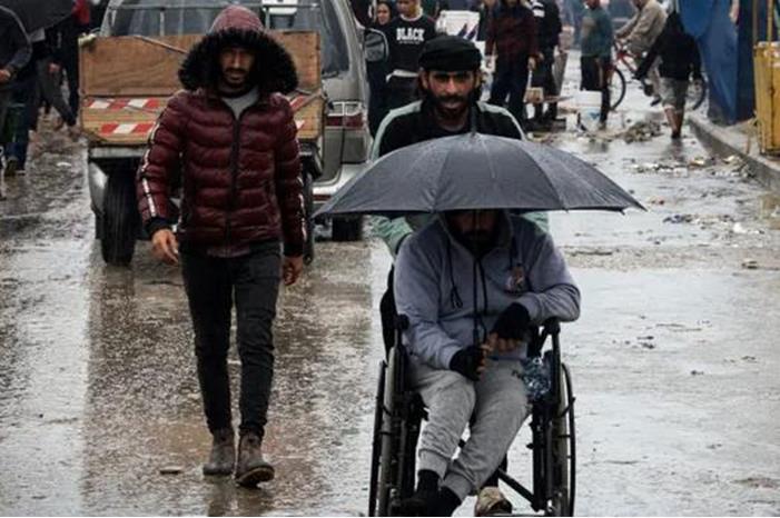 غزة تحت المطر.. المنخفض الجوي يؤزم الوضع المعيشي في القطاع