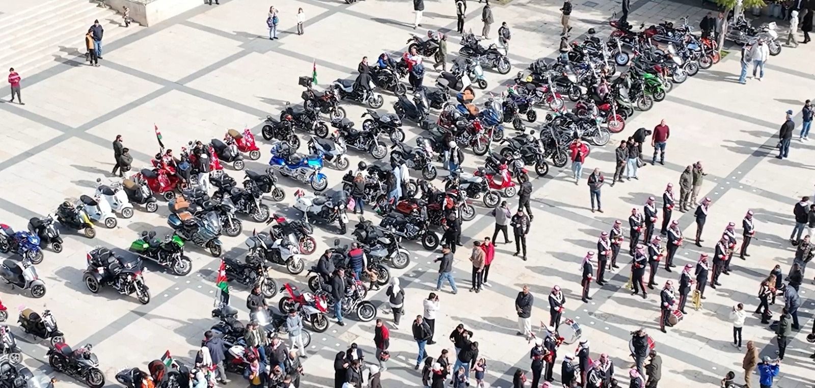 مسيرة ضخمة انطلقت من الشركة وجابت شوارع عمّا ن ..زين تحتفي بالعيد الرابع والستين لميلاد جلالة الملك 