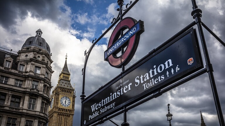 فيديو || بريطانيا.. سائق قطار مترو أنفاق في لندن يهتف عبر مكبر الصوت 