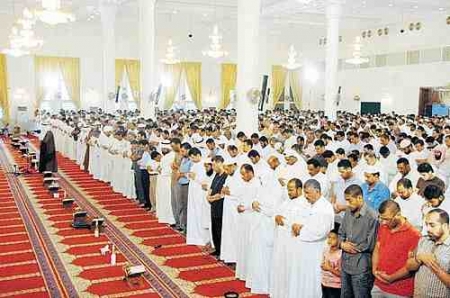 هذه أول دولة عربية تفتح المساجد والكنائس للصلاة..؟