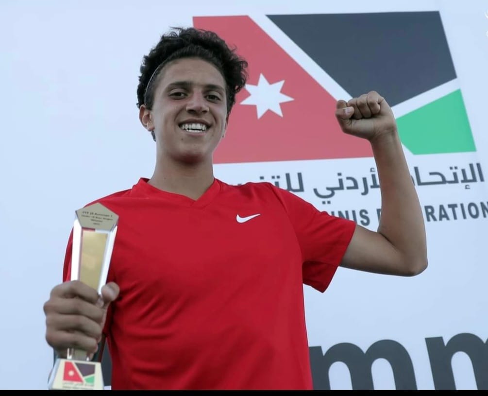 محمد القطب يُتوج بلقب بطولة عمان الدولية للتنس للناشئي
