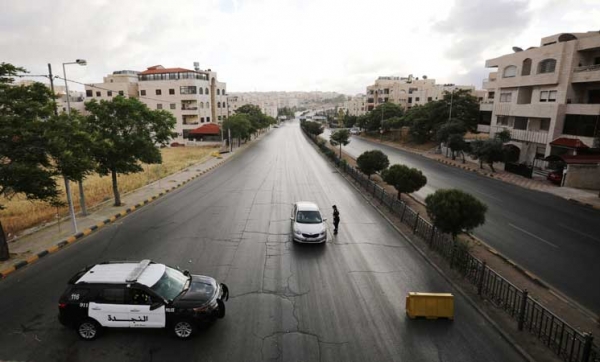 فجر 《عيد الحظر》: شوارع عمان خالية من 《كل شيء》 وبدون 《تكبيرات》 وأول طائرة قطرية والأمن يروي حكاية《الرضيعة المتوفاة》