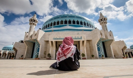 بعد 79 يوماً من إغلاقها.. الأردنيون يعمرون المساجد بصلاة الجمعة
