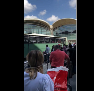 بالفيديو .. نقل القادمين إلى الأردن لفنادق الحجر الصحي