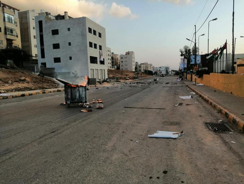 بالصور...شغب امام مركز تلاع العلي احتجاجا على خسارة مرشح