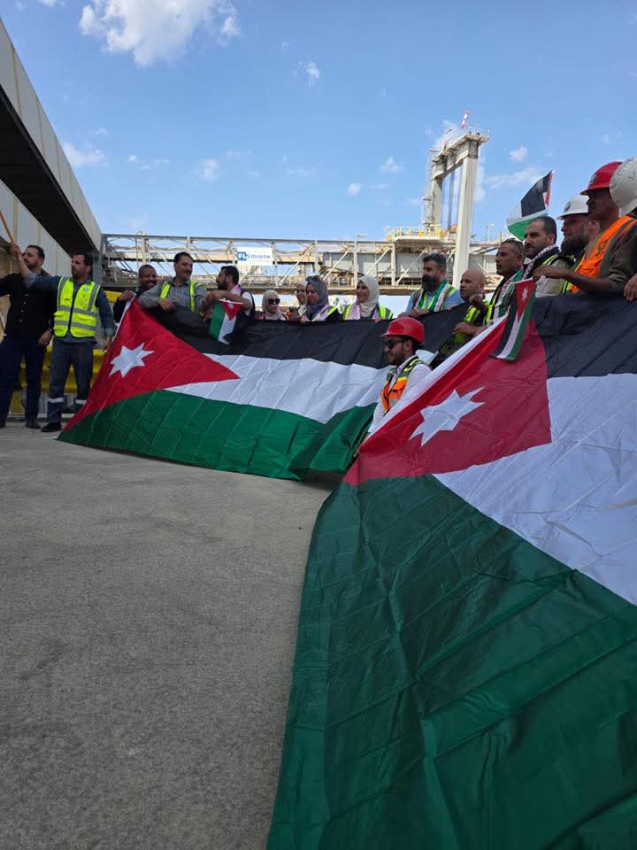 《الفوسفات الأردنية》 تتزين بالعلم الأردني احتفاءً باليوم الوطني للعلم