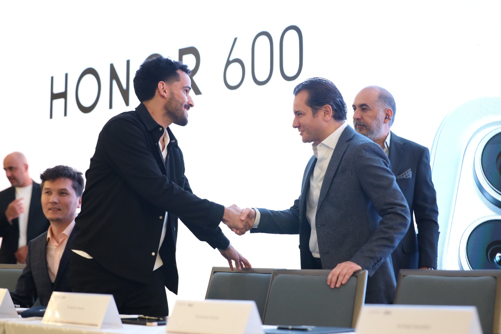 علامة HONOR تتعاقد مع محمود مرضي، محمد ابو ازريق)شرارة) ونور الروابدة كجزء من حملتها الدعائية وبداية الطلب المسبق لسلسلة HONOR 600 Series اليوم