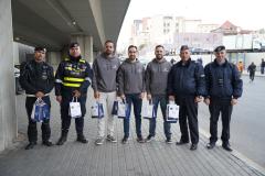 بنك صفوة الإسلامي يوزع التمر والماء على الصائمين بالتعاون مع إدارة السير المركزية