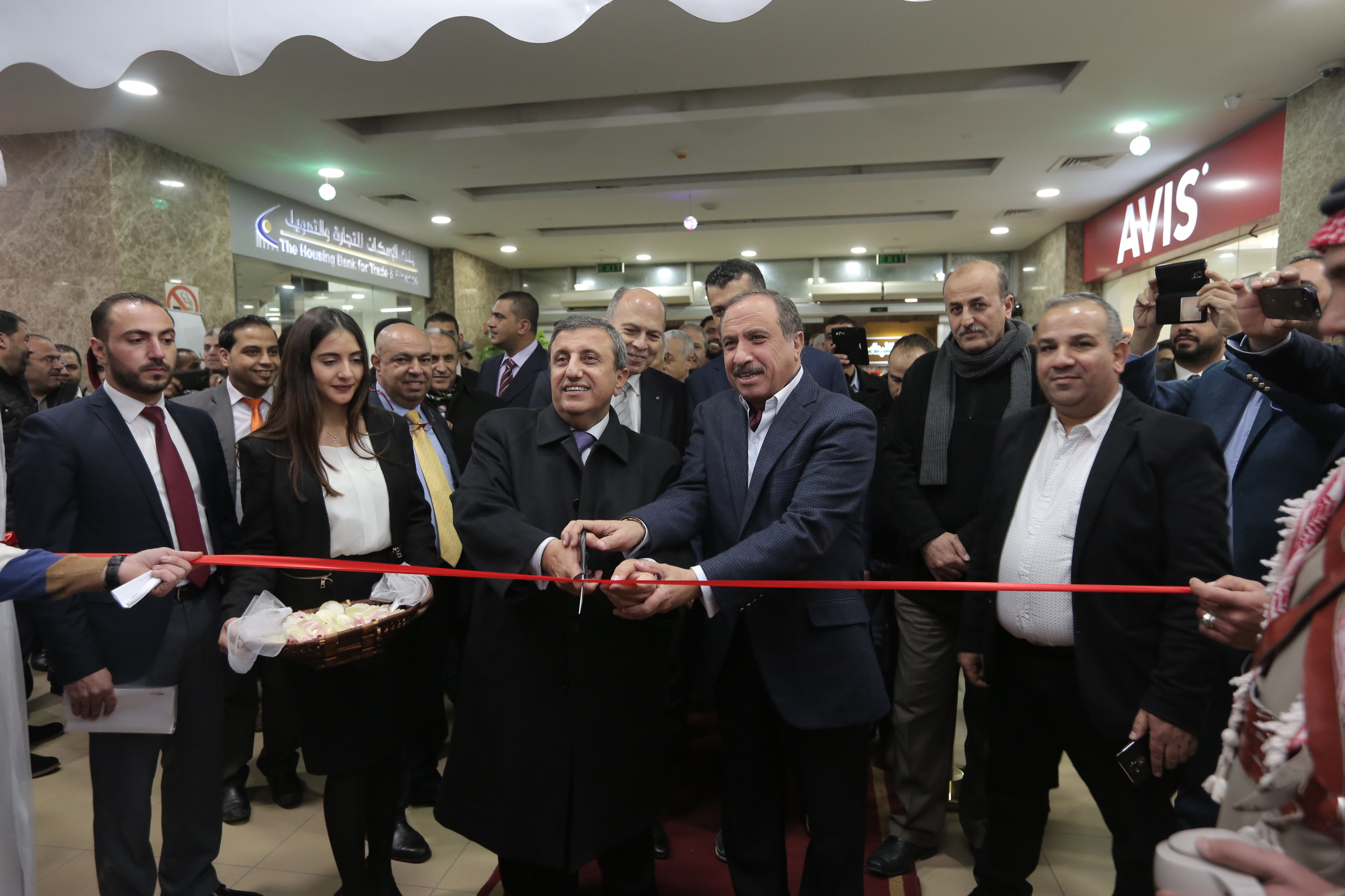 العين عيسى مراد يفتتح اكبر تجمع لمكاتب تأجير السيارات السياحية في الاردن والمنطقة