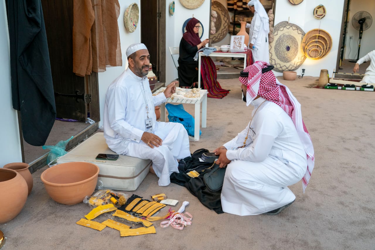 الجناح السعودي يستعرض جودة وأناقة البشت الحساوي في مهرجان جرش   