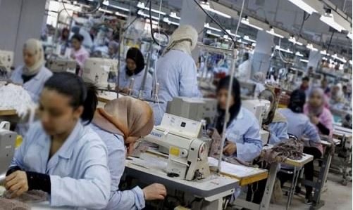 المرصد العمالي يطالب الحكومة بالتحرك الفوري لوقف الانتهاكات التي يتعرض لها مئات العمال في أحد مصانع الألبسة