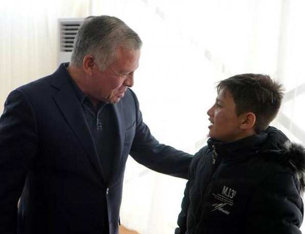 شاهد ماذا فعل الملك للطفل الذي اعترض موكب جلالته في الرمثا !!