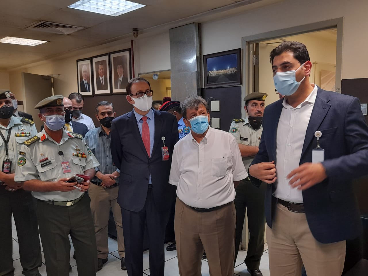 عزايزه يتفقد اجراءات القادمين في مطار الملكة علياء الدولي. 