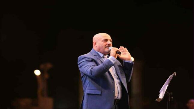الفنان الاردني نايف الزايد بالمراحل الاخيرة من تسجيل اغنيتين دعما للمنتخب الأردني في استعداده لبطولة كأس العالم